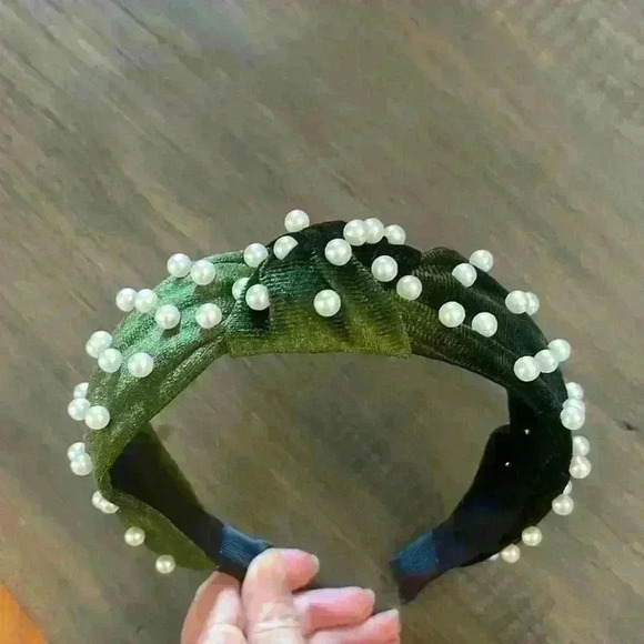 Green velvet headband with faux pearls - Picture 1 of 3